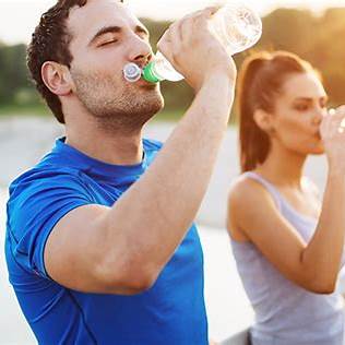 https://assets.herbalifenutrition.com/content/dam/regional/brazil/pt_br/sites/herbalife_nutrition/web_graphic/editorial/2021/11-Nov/Importancia_hidratacao_exercicio.jpg