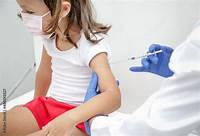 Foto de Criança sendo vacinada contra covid 19 volta as aulas medica ...